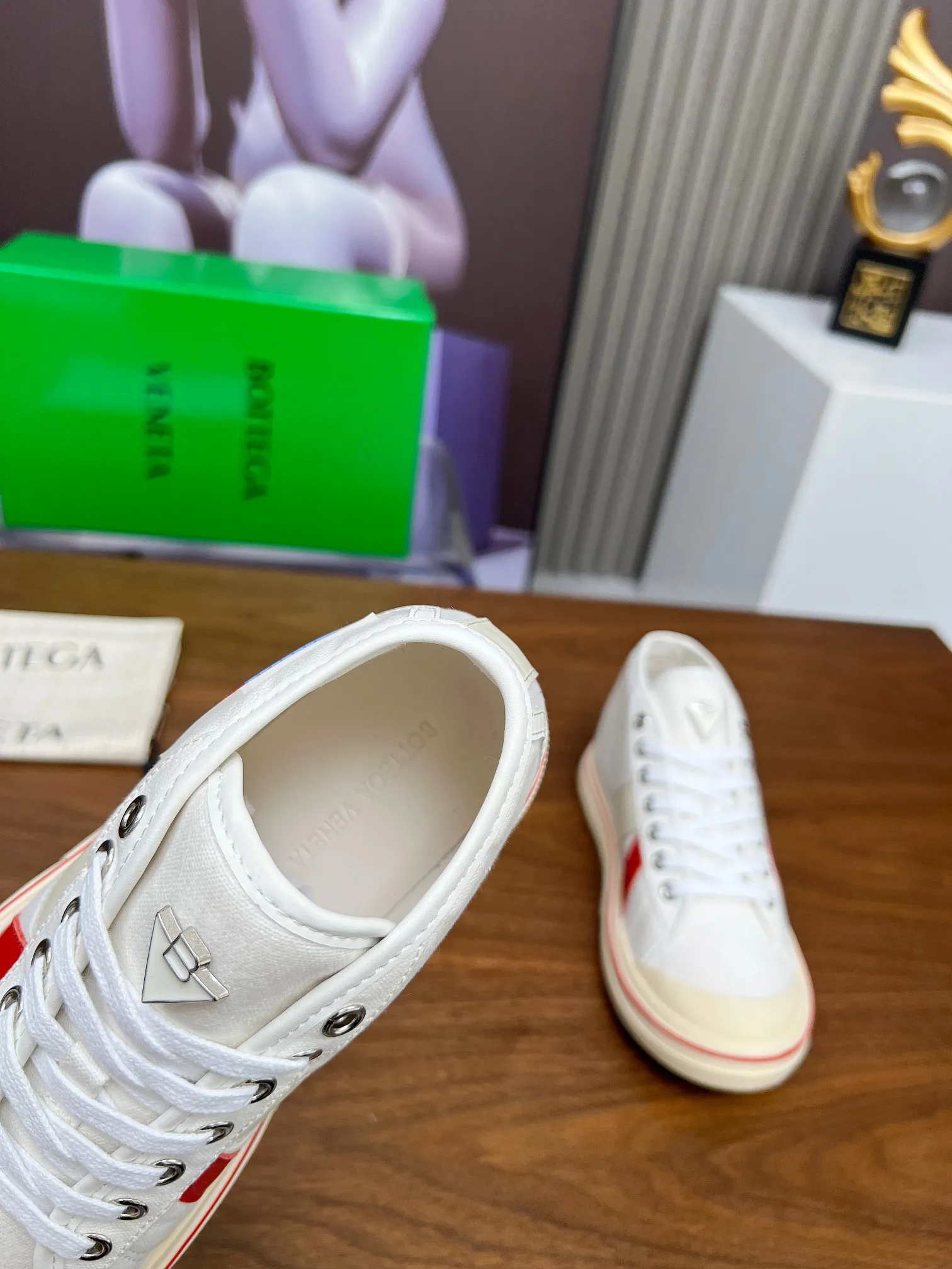 Men's men's shoes 💰520💰 Bottega Veneta BV's latest Eliot series retro basketball shoes casual sports canvas shoes 🔥Become a god when it is launched!🔥 Inspired by retro basketball sneakers, the color combination highlights youthful vitality and perfectly interprets the theme of youth and childlike innocence. The details are also very particular. The summer canvas brings excellent durability and comfort. Designs such as calfskin trim, rubber toe caps and hand-painted retro red lines are full of retro feel. The round toe and convex sole add a modern feel and are suitable for various styles. Easily create a fashionable atmosphere. The upper foot is the focus...can be worn as a couple's shoes...The red lines on each shoe edge are hand-painted, which adds more taste and attitude! ✦Fabric: Original customized high-density canvas + cowhide ✦Inner lining: original customized breathable canvas ✦Insole: movable latex cowhide insole ✦Sole: original molded non-slip and wear-resistant TPU material ✦Sole thickness: 3cm ✦Number of sizes: female size 35--40, female 40 is customized and non-returnable ✦Number: male size 39--45, male 45 is customized and non-returnable